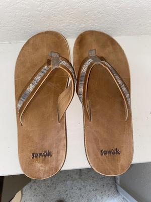 3 PAIR OF MEN’S FLIP FLOPS SIZE 11 & HAT