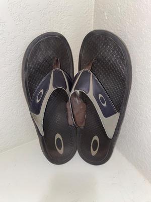 3 PAIR OF MEN’S FLIP FLOPS SIZE 11 & HAT