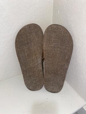 3 PAIR OF MEN’S FLIP FLOPS SIZE 11 & HAT