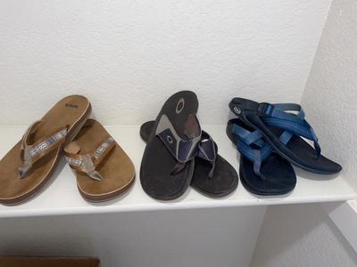 3 PAIR OF MEN’S FLIP FLOPS SIZE 11 & HAT
