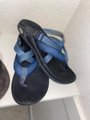 3 PAIR OF MEN’S FLIP FLOPS SIZE 11 & HAT