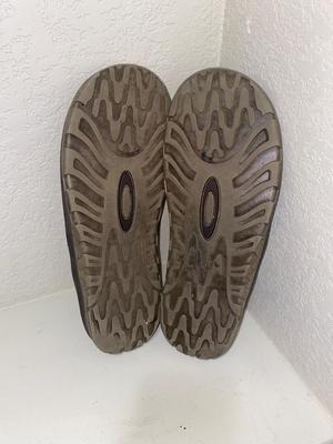 3 PAIR OF MEN’S FLIP FLOPS SIZE 11 & HAT