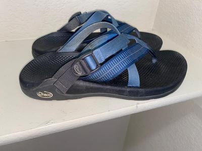 3 PAIR OF MEN’S FLIP FLOPS SIZE 11 & HAT