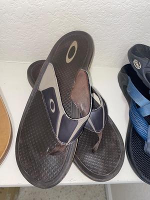 3 PAIR OF MEN’S FLIP FLOPS SIZE 11 & HAT