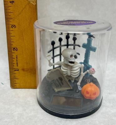 Halloween Novelty Solar Activated Diorama Skelton in Graveyard