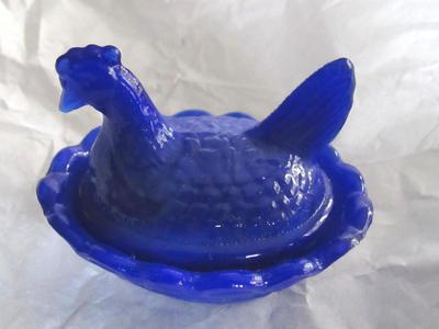 Small Blue Boyd Glass Hen Covered Salt