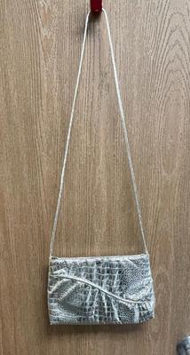 Silver Tone Leather Grain Pattern Purse with Shoulder Strap