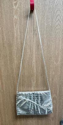 Silver Tone Leather Grain Pattern Purse with Shoulder Strap