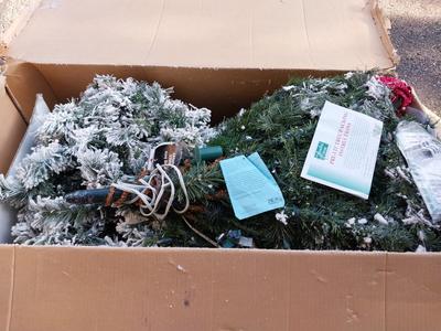 PRELIT 7'FT SANTAS OWN TREE