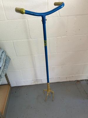 Lot 154. Garden Claw