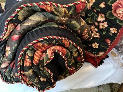 Bed comforter set w/4 pillows King size