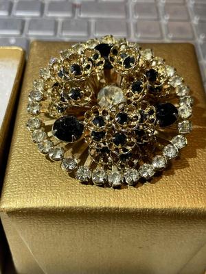 Vintage Mid-Century 1960's Juliana Gold-tone Rhinestone Pin/Brooch 2" Diameter in Good Condition.