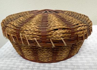 Sewing Basket with thread lot inside