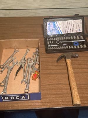 Socket wrench set and hammer