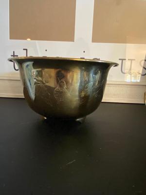 PICTURE FRANES AND GOLD ACCENT POTS