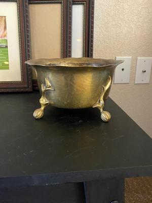 8x10 PHOTO FRAMES, VINTAGE BRASS TRINKET BOX & TO BRASS POTS