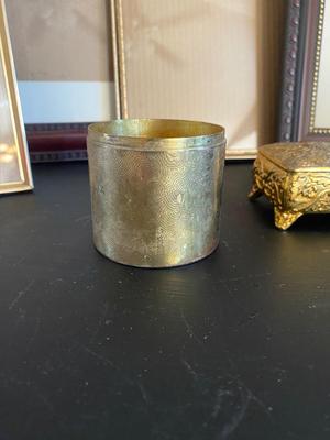 8x10 PHOTO FRAMES, VINTAGE BRASS TRINKET BOX & TO BRASS POTS