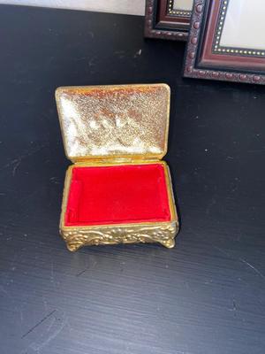 8x10 PHOTO FRAMES, VINTAGE BRASS TRINKET BOX & TO BRASS POTS