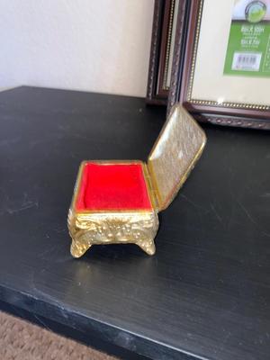 8x10 PHOTO FRAMES, VINTAGE BRASS TRINKET BOX & TO BRASS POTS