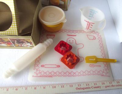 Older Kid's Tupperware Mini Mix It Set