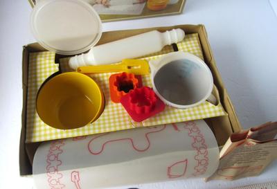 Older Kid's Tupperware Mini Mix It Set