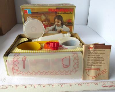 Older Kid's Tupperware Mini Mix It Set