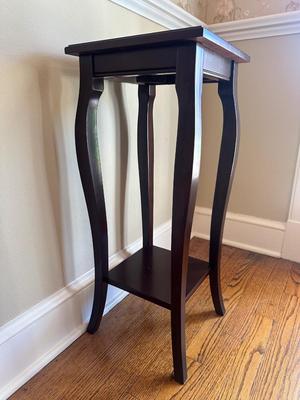 BOMBAY Co. Two Tier Pedestal Stand