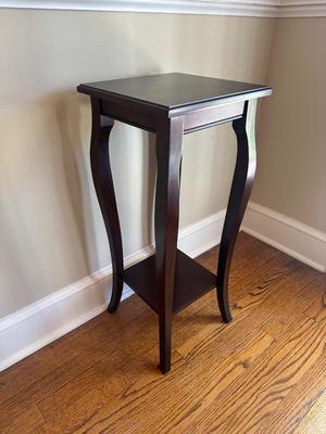 BOMBAY Co. Two Tier Pedestal Stand