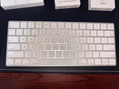 Lot 15 WIRELESS APPLE KEYBOARD & MOUSE, HEAVY DUTY DELL COMPUTER BAG AND USB-C ADAPTERS