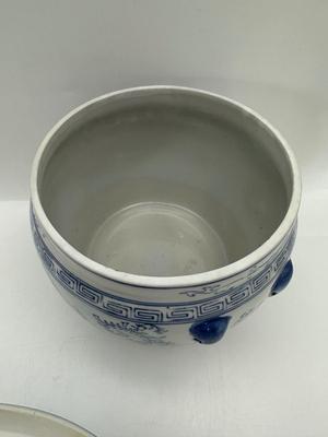 Chinese Blue and White Porcelain Covered Jar With Foo Dog Finial