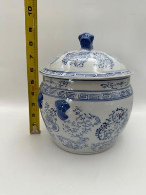 Chinese Blue and White Porcelain Covered Jar With Foo Dog Finial