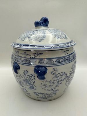 Chinese Blue and White Porcelain Covered Jar With Foo Dog Finial