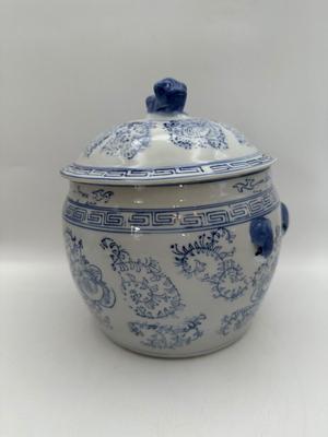 Chinese Blue and White Porcelain Covered Jar With Foo Dog Finial