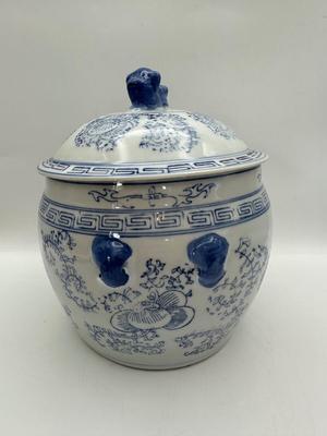 Chinese Blue and White Porcelain Covered Jar With Foo Dog Finial