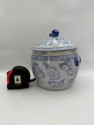 Chinese Blue and White Porcelain Covered Jar With Foo Dog Finial
