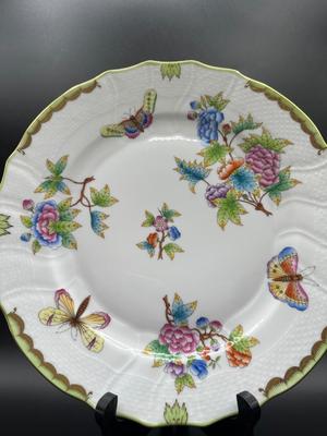 HEREND Hungary, Queen Victoria Hand Painted Dinner Plate