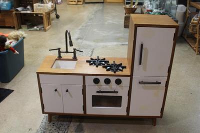 WILLIAMS-SONOMA Child’s Toy Kitchen 36”x32”x12”