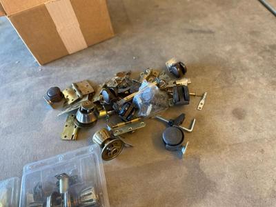 LARGE LOT OF MISCELLANEOUS HOUSEHOLD HARDWARE