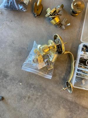 LARGE LOT OF MISCELLANEOUS HOUSEHOLD HARDWARE
