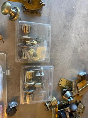 LARGE LOT OF MISCELLANEOUS HOUSEHOLD HARDWARE