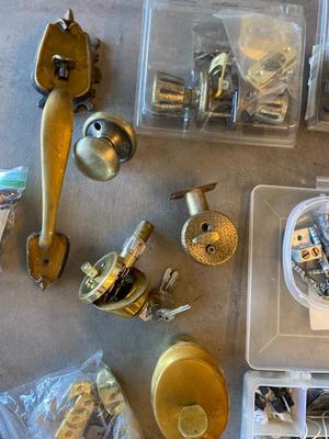 LARGE LOT OF MISCELLANEOUS HOUSEHOLD HARDWARE