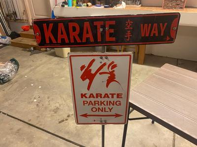 VINTAGE FLOOR LAMP, FOLDING TABLE & SIGN FOR KARATE PARKING/WAY