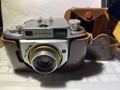 Vintage Mid-Century Minolta 35mm Camera in Good Preowned Condition as Pictured. (Un-Tested).