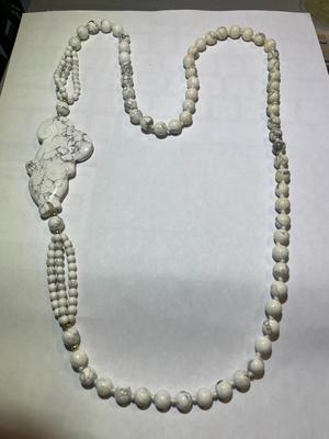 Vintage Asian HOWLITE Bead 30" Fashion Necklace w/Carved Howlite Fish in Good Preowned Condition as Pictured.