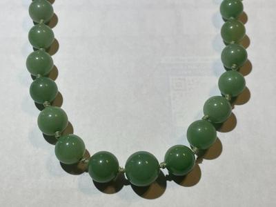 Vintage Large Jade/Jadeite Knotted Bead Necklace 20" Long in Good Preowned Condition as Pictured.