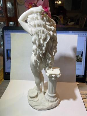 Vintage Veronese Design 11" Women Statue w/Pedestal in Good Preowned Condition.