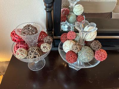 GLASS PEDESTAL BOWLS WITH DECORATIVE SPHERES