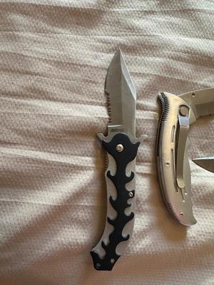 4 FOLDING KNIVES