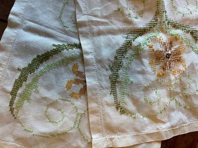 Vintage Embroidery Table Runners, Napkins, etc.