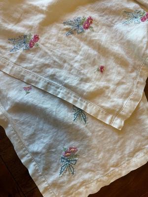 Vintage Embroidery Table Runners, Napkins, etc.